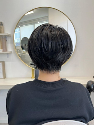  後ろ姿が可愛い丸みとくびれのあるショート 元重