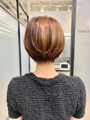 後ろ姿が可愛い丸みとくびれのあるショート 元重
