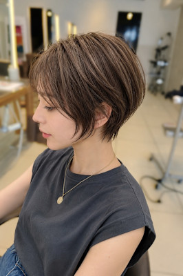 ブリーチなし白髪ぼかし×くびれショート