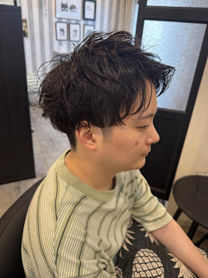 無造作パーマ　刈り上げアップバング