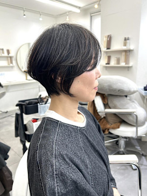 春夏は軽めのショートボブで華やかに