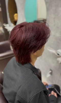 ボルドーカラー×毛流れセンターパート