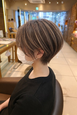 ブリーチなし白髪ぼかしハイライト×くびれショート