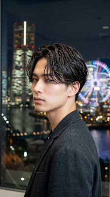 横浜桜木町メンズカット 黒髪センターパートクールショート