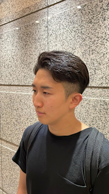 サイドがすっきりなツーブロックスタイル