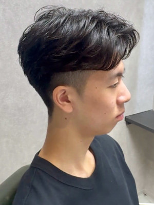 ツーブロック メンズパーマ 黒髪ショート 20代 30代