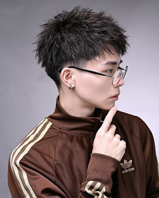 ツーブロック刈り上げ短髪ツイストダウンバング30代男性