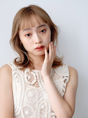 韓国ヘア くびれヘア ベージュカラー 顔周りレイヤー 20代