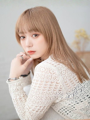 ブリーチダブルカラー ハイトーンベージュ 前髪カット 20代