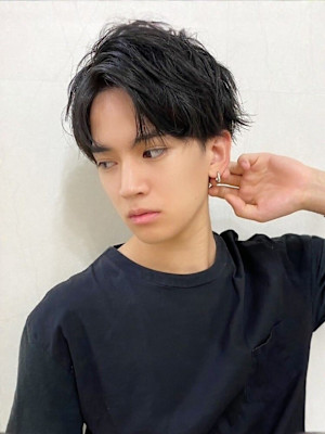 センターパート 黒髪 ツーブロック ナチュラルパーマ 20代
