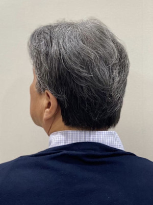 年齢を魅力に変えるナチュラルショートの七三風スタイル
