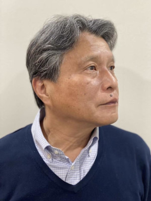 年齢を魅力に変えるナチュラルショートの七三風スタイル