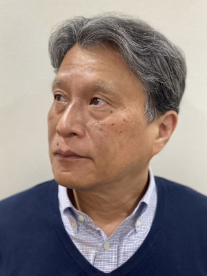 年齢を魅力に変えるナチュラルショートの七三風スタイル