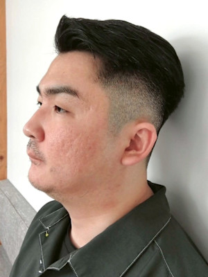 フェードカット 七三分け ビジネス 黒髪ショート 30代