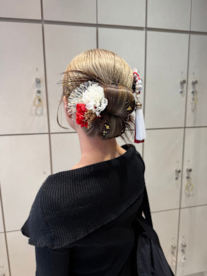 前撮りヘアに◎カチモリ風アップスタイル！/吉川沙知