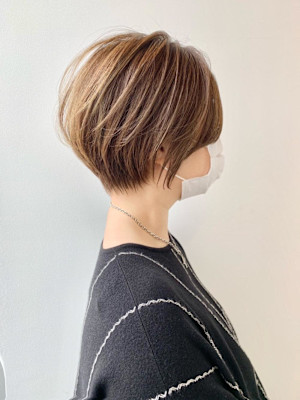 大人可愛い40代50代60代くびれショートボブ白髪ぼかし大鷲