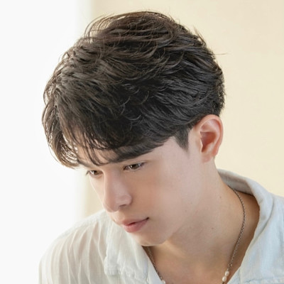 ナチュラルセンターパートメンズヘアゆるめパーマ毛流れ髪型
