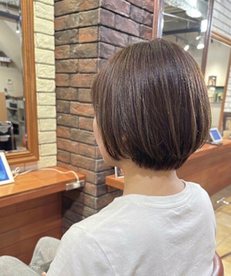軽やかな動きでおしゃれに魅せるミディレイヤー【215スタイル