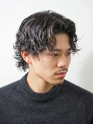 大人色気を演出する「センターパート×ウェーブパーマ」