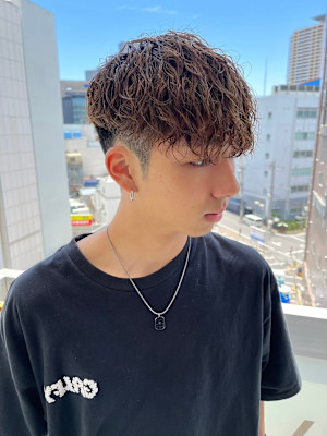 スタイリスト　鈴木