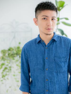 アッシュブラック×ツーブロック刈り上げ