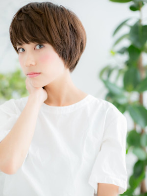 マロンベージュ×オン眉ショートボブ