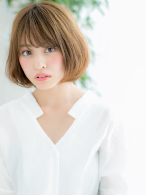キャラメルベージュでオン眉ミニボブ