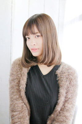 　内巻きナチュラルミディアムボブ
