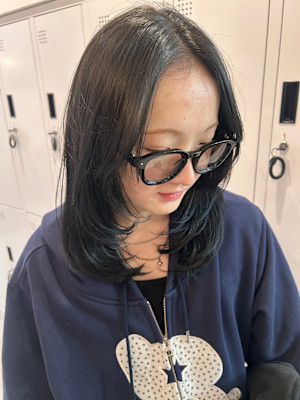 顔まわりレイヤーの暗髪ミディ