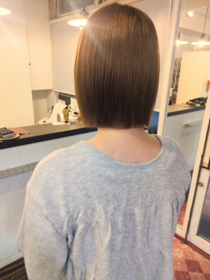 酸性縮毛矯正ストレートでかろやか大人ボブ