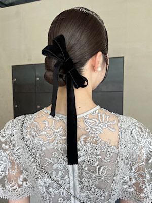 ブリーチなしミルクティーベージュ夏カラー結婚式シニヨン