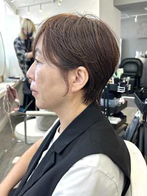 耳掛けをするとスッキリするショートボブ！