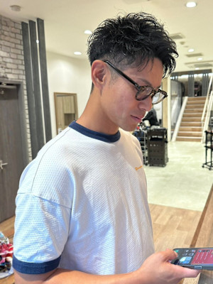 束感とラフな動きで仕上げる大人のスパイキーショート