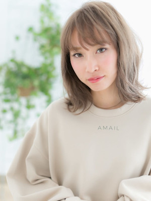 ホワイティアッシュの鎖骨くびれロブヘア