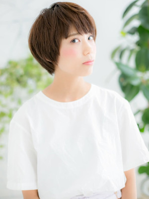 マロンベージュ×オン眉ショートボブ