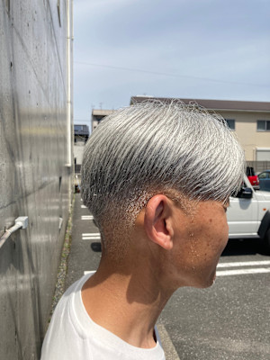 白髪を活かしす、上質なフェードスタイル