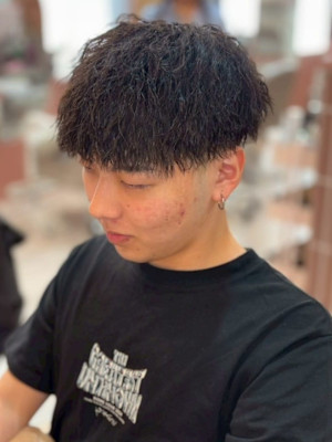 ツイストスパイラルパーマ マッシュショート 刈り上げ メンズ