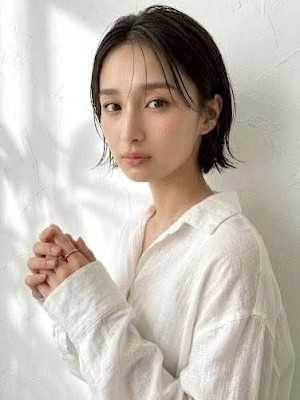 外ハネボブ 20代 顔周りカット 切りっぱなしボブ レイヤー