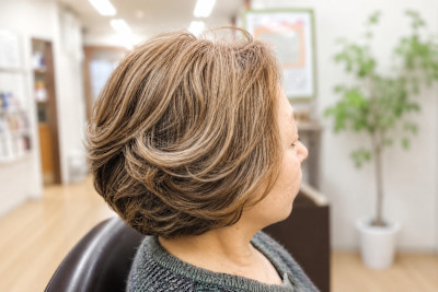 軽やかで華やかな大人世代のボブスタイル