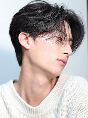 横顔きまるナチュラルフェザーセンターパート