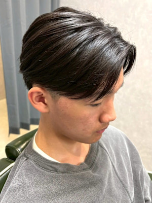 センターパート ツーブロック ナチュラル 刈り上げ 20代