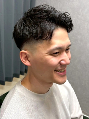 スキンフェード アップバング ニュアンスパーマ 短髪 20代