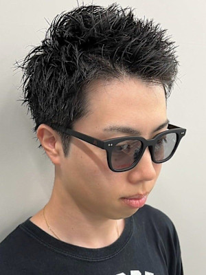 スパイキーショート アップバング 黒髪 ツーブロック 20代