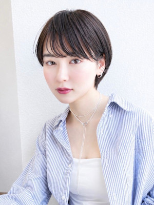 前髪あり耳掛けのショートヘアシースルーバング