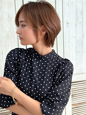 軽やかシルエットのレイヤーボブ