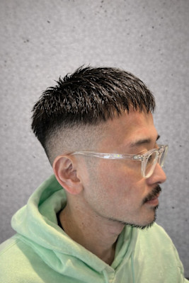 スキンフェード×クロップスタイルで創る、眼鏡に映える男の正装