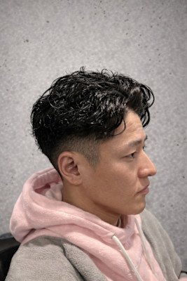  スパイラルパーマ × ローフェードで魅せる、妥協なきスタイ