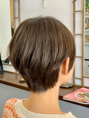 首元が涼しいショート×軽やかな透明感カラー