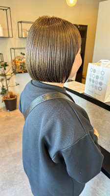 丸みボブスタイルミニボブブリーチなしオリーブカラー大人可愛い