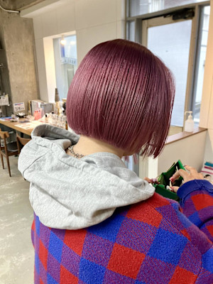 ショートボブ　ぱっつん　ミニボブ　ブリーチ　ピンク　レッド